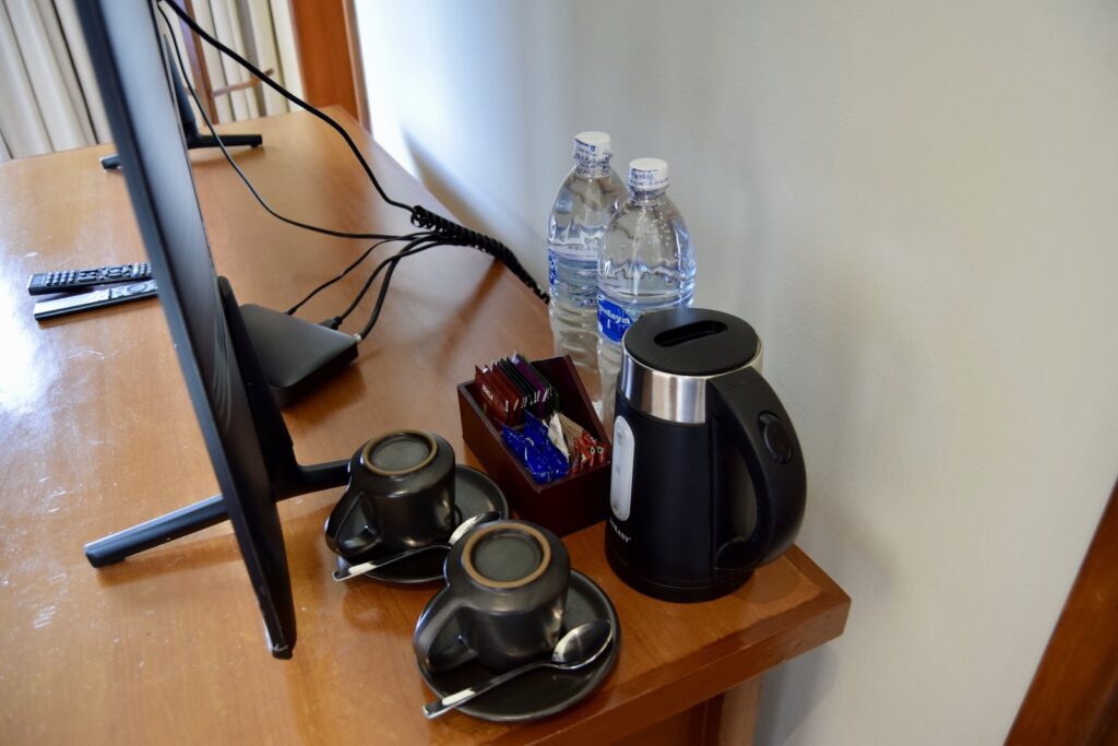 Im Haus, Wand, Wasserkocher, Haushaltsgerät, Mobiliar, Geschirr, Vase, Tisch, Kaffee, Boden, hölzern