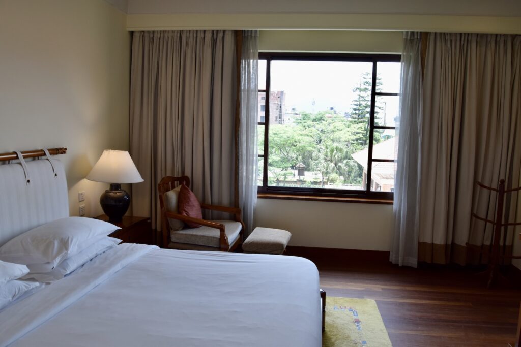 Im Haus, Wand, Inneneinrichtung, Szene, Zimmer, Leinenstoffe, Kissen, Fensterausstattung, Mobiliar, Bettwäsche, Bettdecke, Fensterabdeckung, Fenster, Matratze, Bettbezug, Bettrahmen, Suite, Vorhang, Boutique-Hotel, Boden, Bett, Nachttisch, Haus, Schlafzimmer, Urlaub, Hotel, Unterkunft