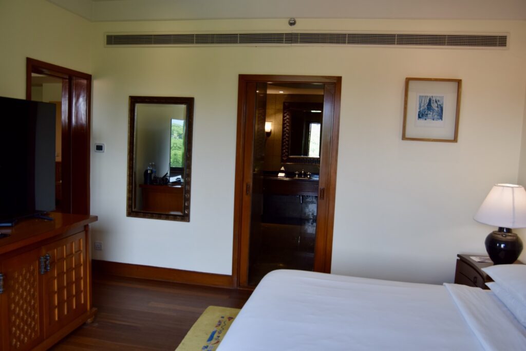 Im Haus, Wand, Inneneinrichtung, Zimmer, Bettdecke, Mobiliar, Bettwäsche, Bett, Bettrahmen, Matratze, Bettbezug, Haus, Spiegel, Nachttisch, Leinenstoffe, Tür, Kissen, Schublade, Möbel, Kommode, Hartholz, Fußboden, Lampenschirm, Suite, Boutique-Hotel, Boden, Decke, Schlafzimmer, Urlaub, Hotel, Unterkunft