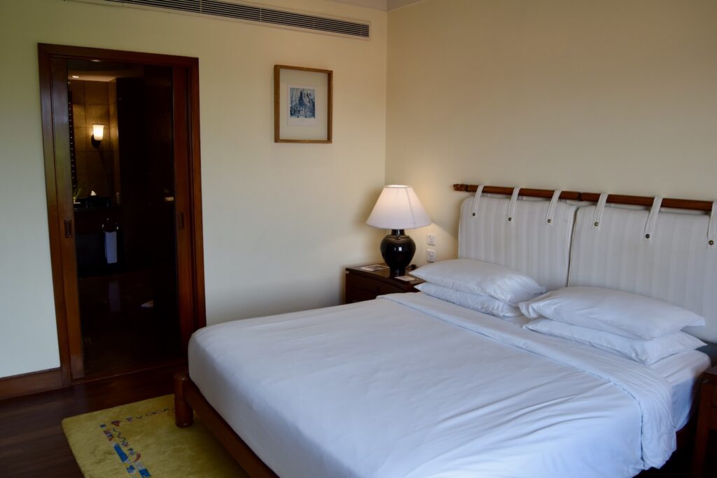 Im Haus, Wand, Inneneinrichtung, Bettwäsche, Bettdecke, Bettrahmen, Bettbezug, Matratze, Kissen, Mobiliar, Leinenstoffe, Nachttisch, Zimmer, Suite, Boutique-Hotel, Boden, Schlafzimmer, Haus, Lampenschirm, Bettbehang, Fußboden, Fensterausstattung, Urlaub, Hotel, Bett