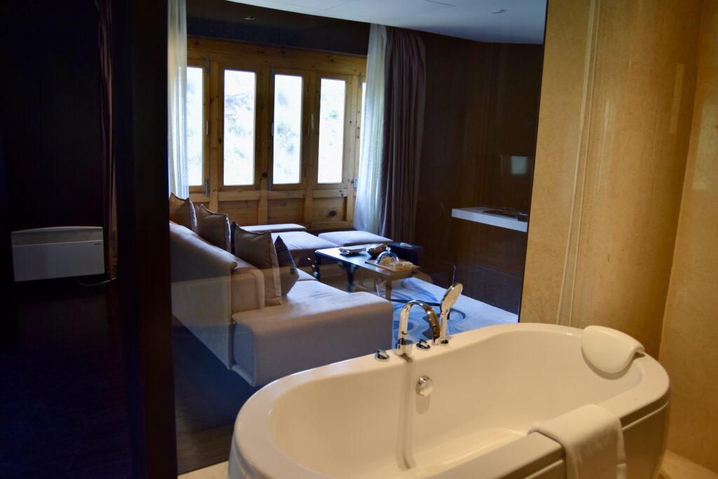 Im Haus, Installationszubehör, Hahn, Wand, Badezimmerzubehör, Hotel, Wasserleitung, Waschbecken, Badezimmer, Dusche, Fenster, Kachel, Inneneinrichtung, Badezimmerschrank, Zimmer, Boden, Wanne, Spiegel, Badewanne