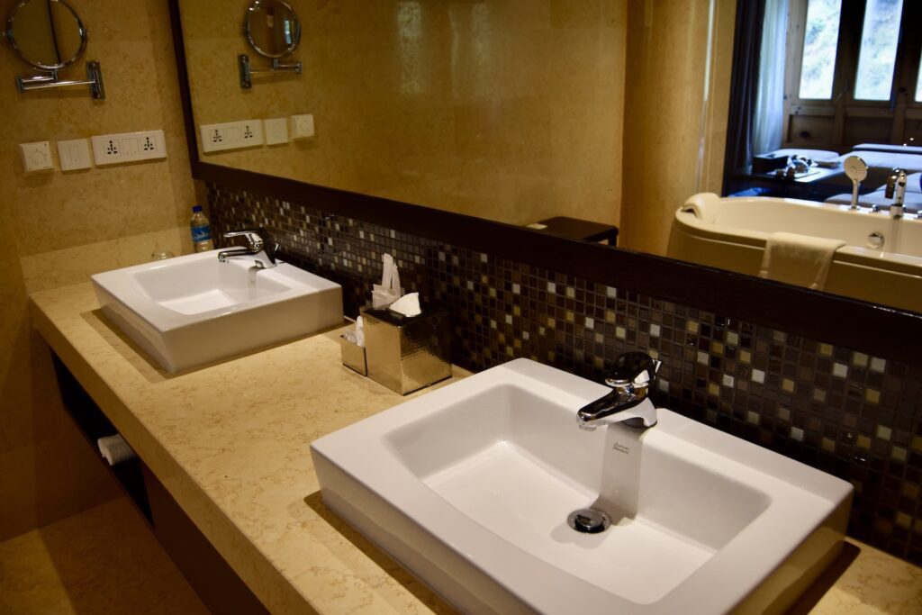 Im Haus, Installationszubehör, Wand, Hahn, Badezimmerzubehör, Waschbecken, Wasserleitung, Hotel, Kachel, Badezimmer, Arbeitsfläche, Boden, Spiegel, Wasserbecken, Wanne, Badewanne, Zimmer