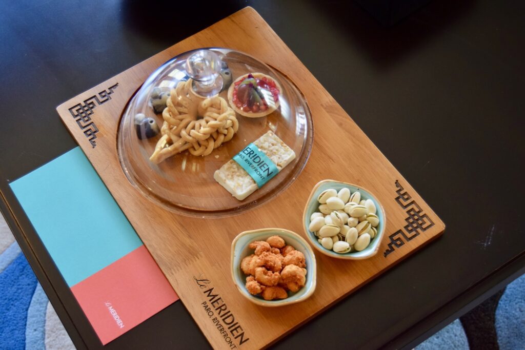 Tisch, Essen, Snack, Mahlzeit, Kochkunst, Teller, Im Haus, Geschirr, Fastfood, Mittagessen, Platte, Essstäbchen, Abendessen