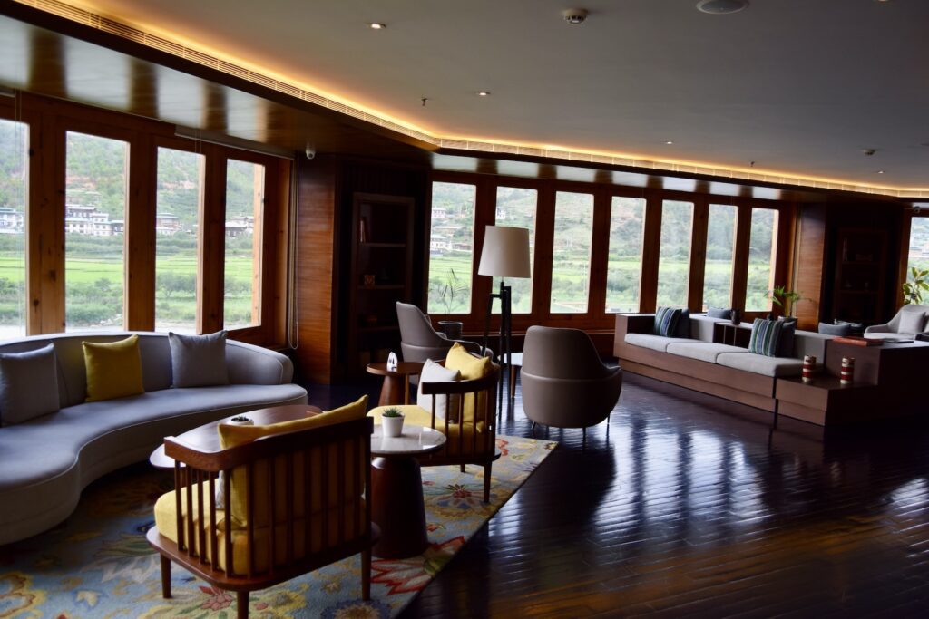 Im Haus, Inneneinrichtung, Boden, Couch, Wand, Decke, Fenster, Kaffeetisch, Studiocouch, Tisch, Wohnzimmer, Bettsofa, Bude, Kleines Sofa, Zimmer, Fußboden, Vase, Penthouse, Stuhl, Fensterausstattung, Loftwohnung, Empfangshalle, Hotel, Mobiliar