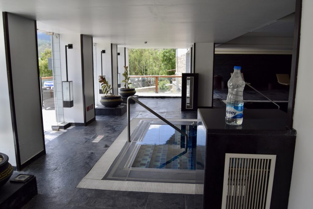 Im Haus, Flasche, Wand, Boden, Inneneinrichtung, Vase, Mobiliar, Fenster, Fußboden, Tisch, Haus, Tür, Zimmer, Decke