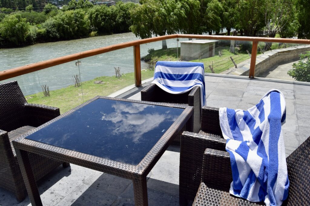 draußen, Mobiliar, Pflanze, Baum, Kaffeetisch, Außentisch, See, Wasser, Deck, Außenmöbel, Tisch, Gelände, Picknick, Stuhl