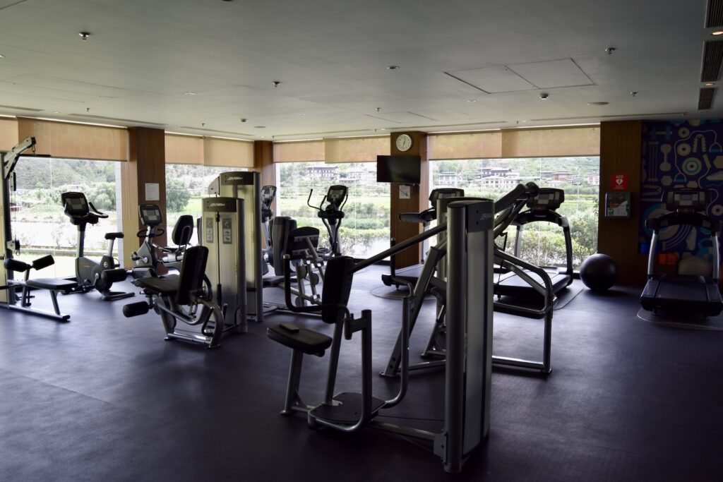 Trainingsausrüstung, Sporthalle, Sport, Trainingsgerät, Gewichte, Laufband, Krafttraining, Im Haus, Gewichtstraining, Trainingsbank, Hantelbank, Boden, Decke, Übung