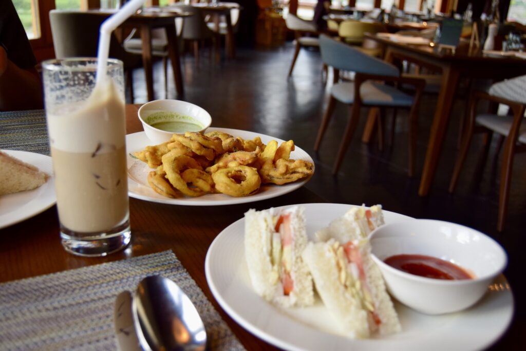 Essen, Tisch, Geschirr, Mahlzeit, Snack, Teller, Fastfood, Restaurant, Im Haus, Serviergeschirr, Kochkunst, Brunch, Milchprodukte, Platte, Trinkgefäß, Pommes frites, Tasse, Unterteller, Abendessen, Mittagessen, Junkfood, Küchenutensil, Gabel, Frühstück, Drink, Snacks, Café, Kaffee, Diner
