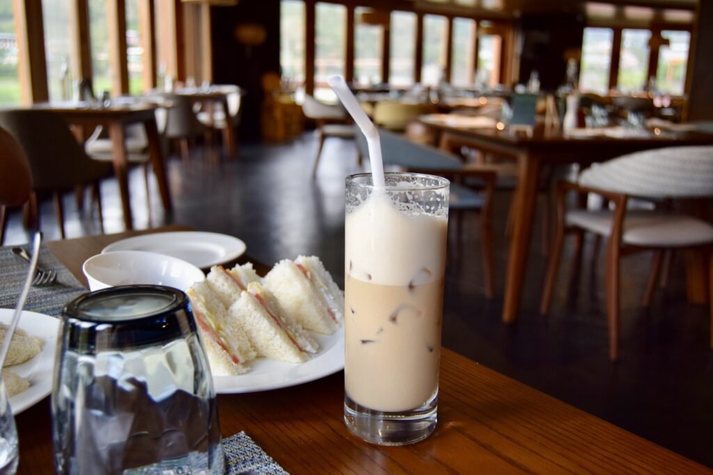 Tisch, Im Haus, Milchprodukte, Essen, Geschirr, Serviergeschirr, Mobiliar, Trinkgefäß, Milch, Snack, Tasse, Milchshake, Malzmilch, Kaffee, Restaurant, Drink, Frühstück, Café