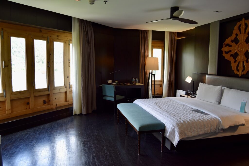 Im Haus, Wand, Szene, Inneneinrichtung, Zimmer, Mobiliar, Hotel, Boden, Decke, Kissen, Bettwäsche, Matratze, Bettdecke, Bettrahmen, Leinenstoffe, Bettbezug, Schlafzimmer, Suite, Fußboden, Fensterausstattung, Bett, Boutique-Hotel, Nachttisch, Lampenschirm, Fensterabdeckung, Hartholz, Fenster, Deckenventilator, Haus, Eigentum, Vorhang, Ventilator, Urlaub