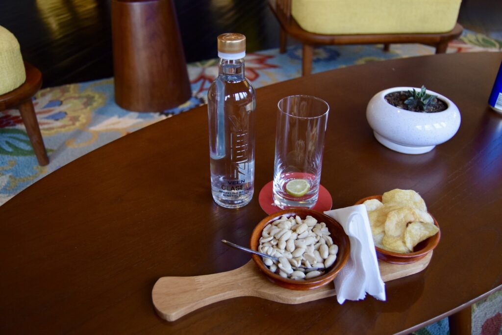 Geschirr, Snack, Mahlzeit, Essen, Im Haus, Serviergeschirr, Platte, Küchenutensil, Brunch, Drink, Softdrink, Schüssel, Gabel, Trinkgefäß, Teller, Tisch, Sitzen, hölzern, Tasse, Frühstück, Kaffee