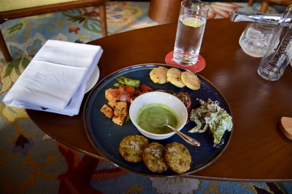 Geschirr, Essen, Im Haus, Snack, Platte, Teller, Brunch, Abendessen, Fastfood, Schüssel, Kochkunst, Mittagessen, Beilage, Serviergeschirr, Mahl, Cicchetti, Restaurant, Drink, Tasse, Tisch, Mahlzeit