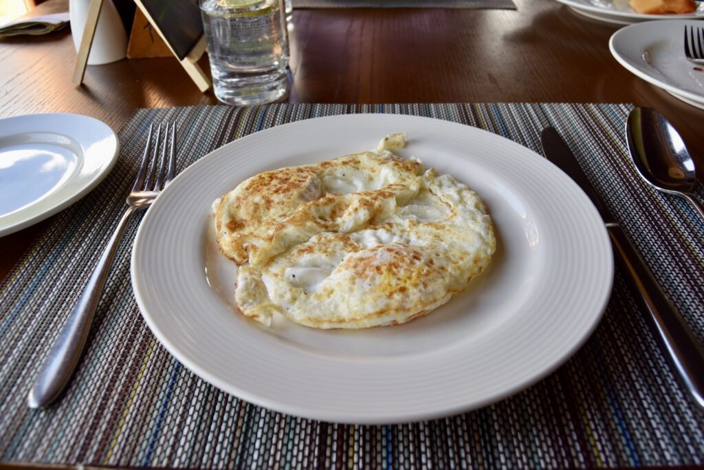 Geschirr, Tisch, Platte, Essen, Serviergeschirr, Teller, Mahlzeit, Küchenutensil, Gabel, Tafelsilber, Frühstück, Im Haus, Brunch, Küchenutensilien, Drink, Fastfood, Kochkunst, Unterteller, Backwaren, Porzellan, Sitzen