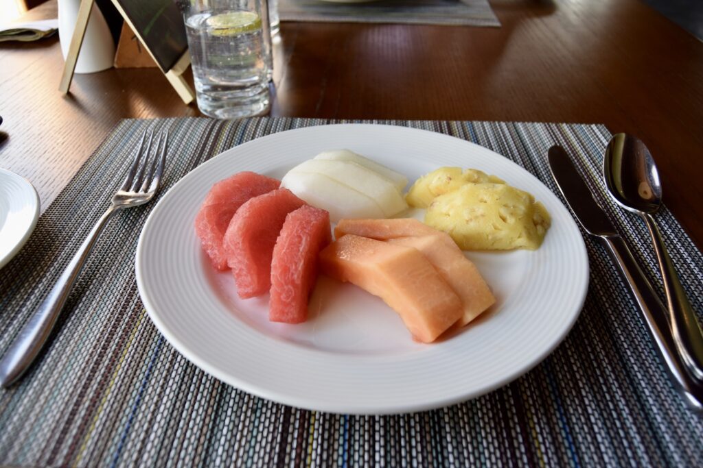 Geschirr, Platte, Tisch, Essen, Mahlzeit, Kulinarik, Küchenutensil, Serviergeschirr, Gabel, Brunch, Frühstück, Kochkunst, Teller, Tafelsilber, Zutaten, Im Haus, Restaurant