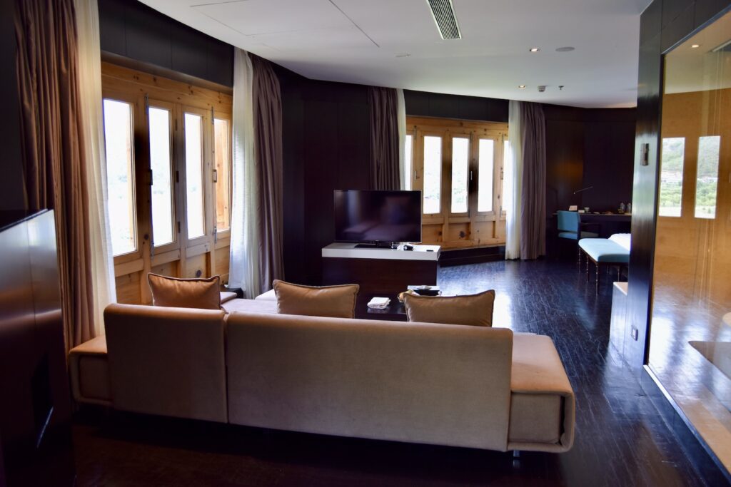 Im Haus, Inneneinrichtung, Mobiliar, Couch, Wand, Decke, Fenster, Boden, Studiocouch, Bettsofa, Zimmer, Tisch, Hotel, Wohnzimmer