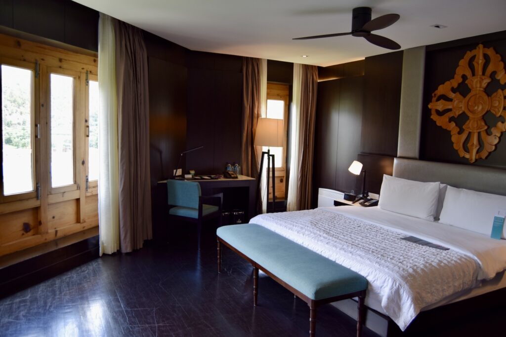 Im Haus, Wand, Szene, Inneneinrichtung, Zimmer, Mobiliar, Boden, Schlafzimmer, Kissen, Bettwäsche, Leinenstoffe, Bettdecke, Matratze, Bettrahmen, Bettbezug, Decke, Bett, Suite, Nachttisch, Fensterausstattung, Vorhang, Boutique-Hotel, Lampenschirm, Fensterabdeckung, Fußboden, Tisch, Schublade, Haus, Hartholz, Bettbehang, Fenster, Hotel, Urlaub