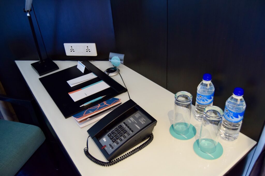 Im Haus, Flasche, Tisch, Büroausstattung, Wand, Computer, Sitzen