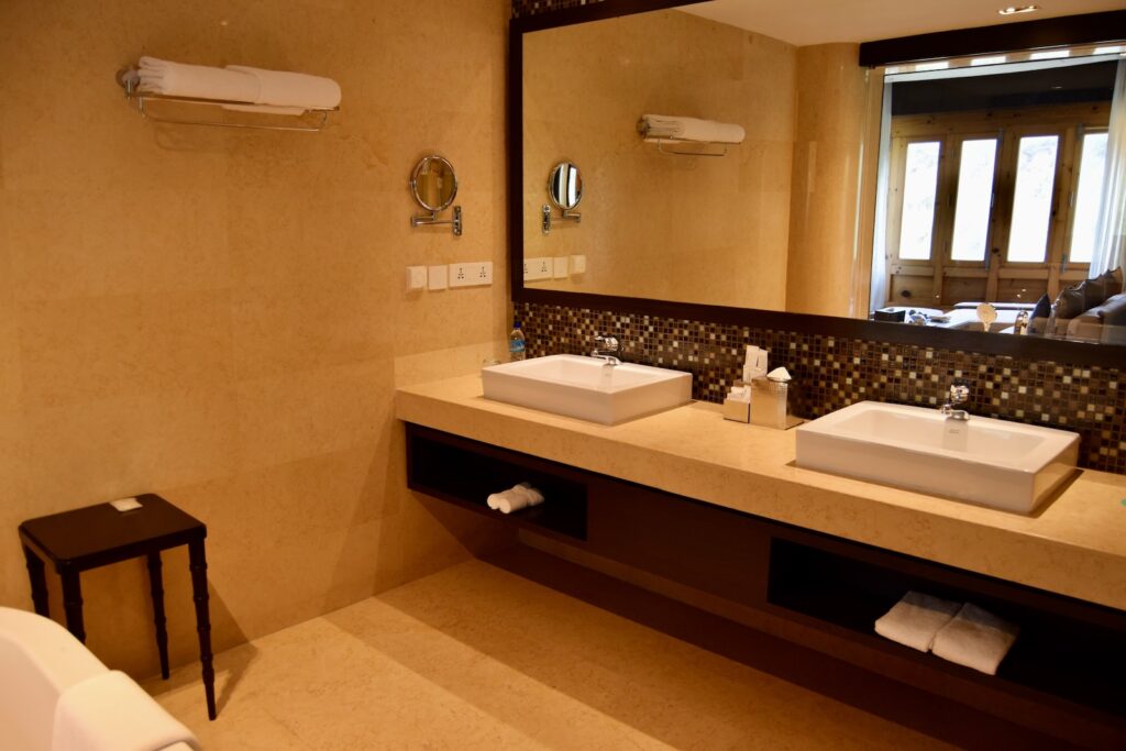 Im Haus, Wand, Hotel, Installationszubehör, Badezimmerzubehör, Hahn, Inneneinrichtung, Kachel, Zimmer, Badezimmer, Dusche, Arbeitsfläche, Wasserleitung, Boden, Badezimmerschrank, Waschbecken, Spiegel, Wanne, Badewanne, Decke