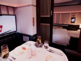 Im Haus, Wand, Mobiliar, Geschirr, Leinenstoffe, Tisch, Fernsehen, Zimmer, Hotel, Restaurant