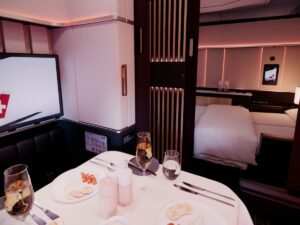 Im Haus, Wand, Mobiliar, Geschirr, Leinenstoffe, Tisch, Fernsehen, Zimmer, Hotel, Restaurant