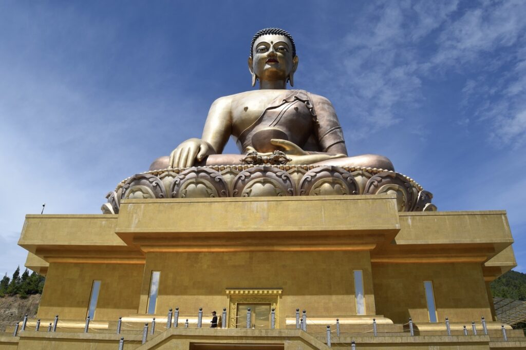 Himmel, Statue, Wolke, Gebäude, draußen, Skulptur, Monument, Tempel, Steinschnitt, Meditation, Schnitzerei, Klassische Skulptur, Siddhartha Gautama, Wahrzeichen, Dharma, Denkmal, Kultstätte, Person