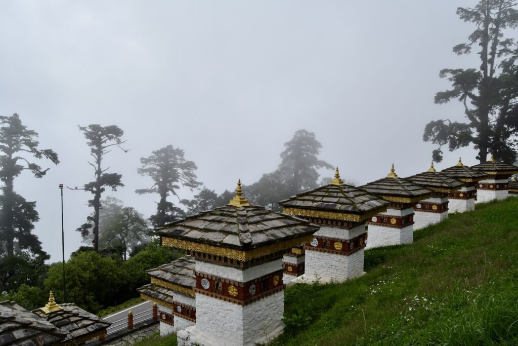 draußen, Himmel, Baum, Wolke, Kultstätte, Gras, Gebäude, Nebel, Pflanze, Haus, Tempel, Landschaft, Hang, Pagode