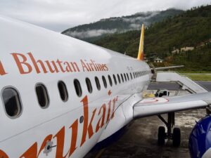 Platane Flugzeug Hobel, draußen, Flugzeug, Flugreise, Verkehrsflugzeug, Transport, Airline, Fahrzeug, Himmel, Luftfahrttechnik, Schmalrumpfflugzeug, Luftfahrt, Dienstleistung, Berg, Düsentriebwerk, Flugzeugtriebwerk, Landeklappe, Luftfahrthersteller, Runway, Flugplatzvorfeld, Flughafen, Düsenflugzeug, airbus, Gelände, halten, Asphalt