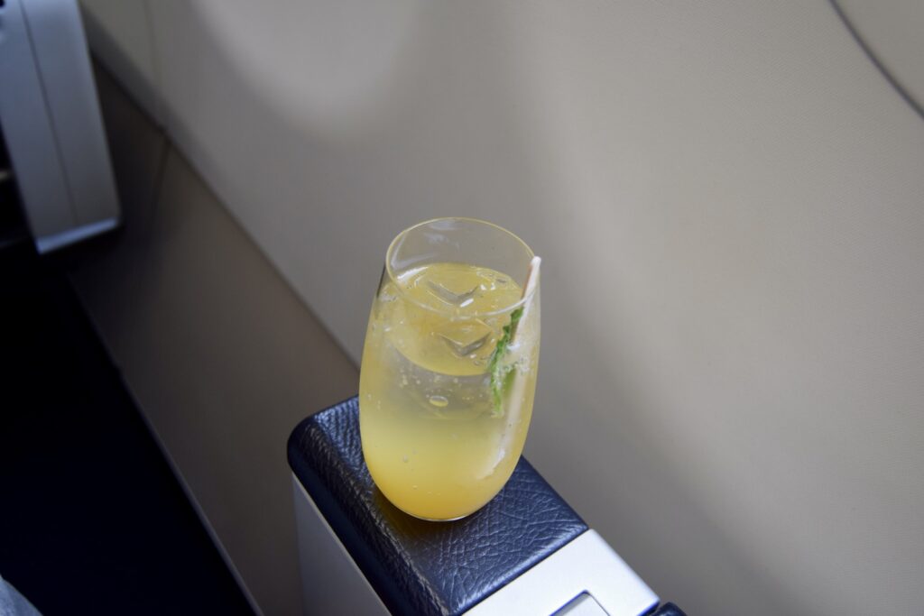 Drink, Saft, Cocktail, Flüssigkeit, Glas, Schraubendreher, Gimlet, Im Haus, Sitzen, Softdrink, gelb, Essen