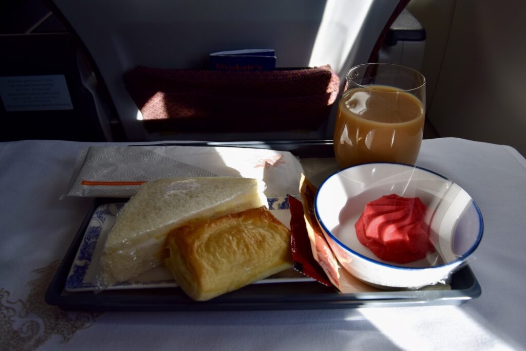 Essen, Snack, Mahlzeit, Geschirr, Frühstück, Fastfood, Brot, Backwaren, Im Haus, Tisch, Küchenutensil, Tasse, Person, Drink, Kaffee, Tablett, Mittagessen