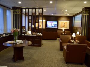 Im Haus, Inneneinrichtung, Mobiliar, Wand, Decke, Boden, Hotel, Couch, Kaffeetisch, Fenster, Vase, Stuhl, Studiocouch, Bettsofa, Bude, Kleines Sofa, Wohnzimmer, Fernsehen, Tisch, Zimmer