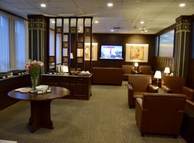 Im Haus, Inneneinrichtung, Mobiliar, Wand, Decke, Boden, Hotel, Couch, Kaffeetisch, Fenster, Vase, Stuhl, Studiocouch, Bettsofa, Bude, Kleines Sofa, Wohnzimmer, Fernsehen, Tisch, Zimmer