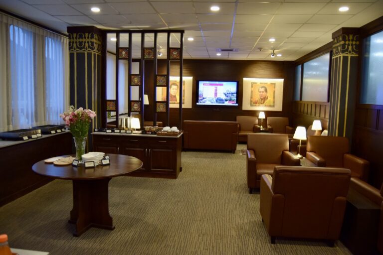 Im Haus, Inneneinrichtung, Mobiliar, Wand, Decke, Boden, Hotel, Couch, Kaffeetisch, Fenster, Vase, Stuhl, Studiocouch, Bettsofa, Bude, Kleines Sofa, Wohnzimmer, Fernsehen, Tisch, Zimmer