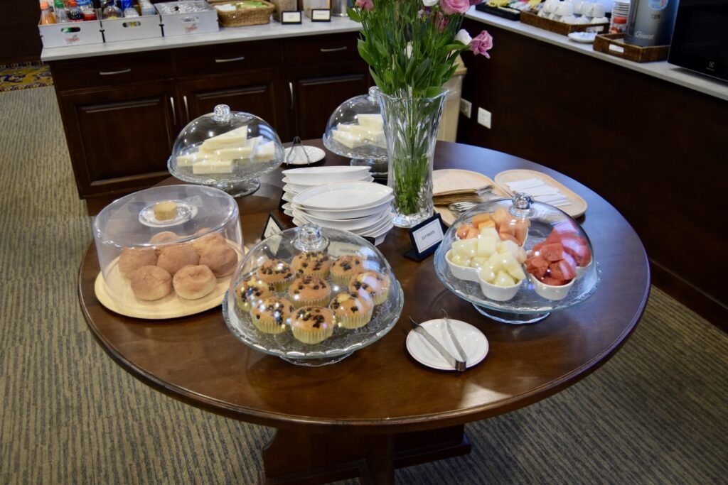Mobiliar, Im Haus, Geschirr, Mahlzeit, Tisch, Platte, Essen, Serviergeschirr, Brunch, Vase, Esstisch, Esszimmer, Porzellan, Kulinarik, Boden, Abendessen, Restaurant, Service, Mittagessen