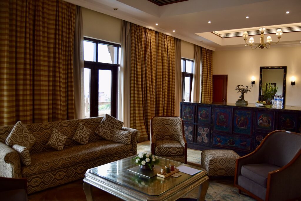 Im Haus, Inneneinrichtung, Wand, Couch, Studiocouch, Wohnzimmer, Boden, Decke, Tisch, Fenster, Kaffeetisch, Bettsofa, Kleines Sofa, Vorhang, Bude, Fensterausstattung, Fensterabdeckung, Kissen, Sofa, Armlehne, Vase, Fußboden, Zimmer, Clubsessel, Penthouse, Mobiliar, Hotel, Stuhl, Haus