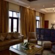 Im Haus, Inneneinrichtung, Wand, Couch, Studiocouch, Wohnzimmer, Boden, Decke, Tisch, Fenster, Kaffeetisch, Bettsofa, Kleines Sofa, Vorhang, Bude, Fensterausstattung, Fensterabdeckung, Kissen, Sofa, Armlehne, Vase, Fußboden, Zimmer, Clubsessel, Penthouse, Mobiliar, Hotel, Stuhl, Haus