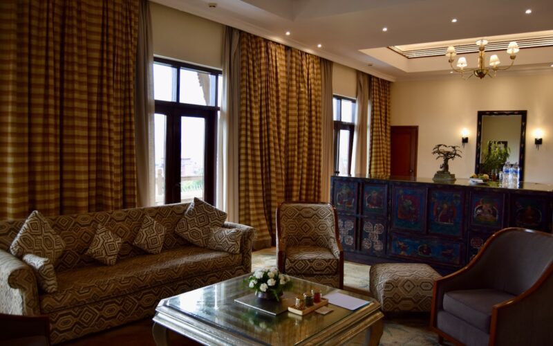 Im Haus, Inneneinrichtung, Wand, Couch, Studiocouch, Wohnzimmer, Boden, Decke, Tisch, Fenster, Kaffeetisch, Bettsofa, Kleines Sofa, Vorhang, Bude, Fensterausstattung, Fensterabdeckung, Kissen, Sofa, Armlehne, Vase, Fußboden, Zimmer, Clubsessel, Penthouse, Mobiliar, Hotel, Stuhl, Haus