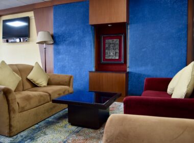 Im Haus, Wand, Inneneinrichtung, Couch, Studiocouch, Bettsofa, Kissen, Boden, Sofa, Kleines Sofa, Hotel, Armlehne, Clubsessel, Bude, Fußboden, Kaffeetisch, Haus, Schlafsessel, Zimmer, Decke, Wohnzimmer, Mobiliar, rot, Stuhl