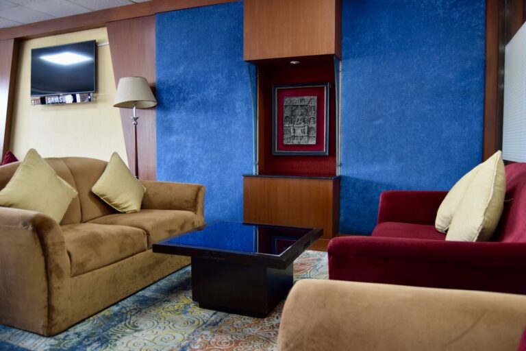 Im Haus, Wand, Inneneinrichtung, Couch, Studiocouch, Bettsofa, Kissen, Boden, Sofa, Kleines Sofa, Hotel, Armlehne, Clubsessel, Bude, Fußboden, Kaffeetisch, Haus, Schlafsessel, Zimmer, Decke, Wohnzimmer, Mobiliar, rot, Stuhl