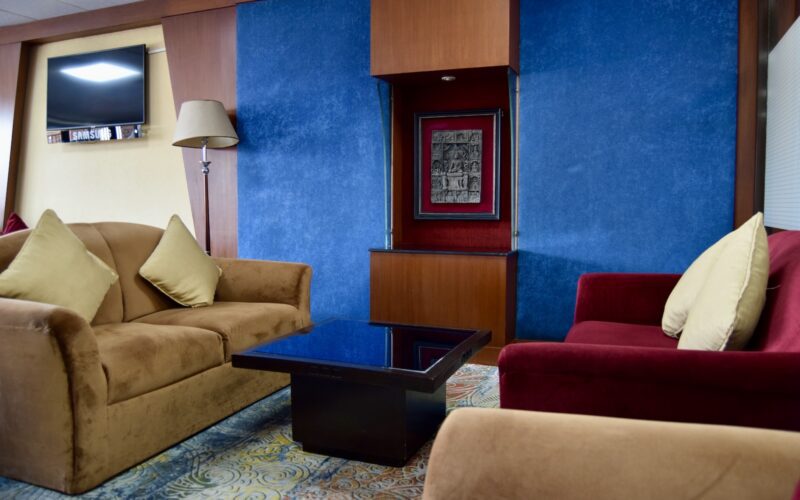 Im Haus, Wand, Inneneinrichtung, Couch, Studiocouch, Bettsofa, Kissen, Boden, Sofa, Kleines Sofa, Hotel, Armlehne, Clubsessel, Bude, Fußboden, Kaffeetisch, Haus, Schlafsessel, Zimmer, Decke, Wohnzimmer, Mobiliar, rot, Stuhl