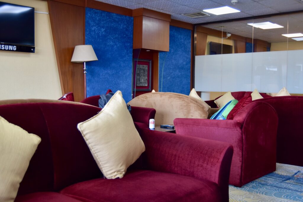 Im Haus, Mobiliar, Wand, Couch, Inneneinrichtung, Kissen, Studiocouch, Sofa, Bettsofa, Kleines Sofa, Armlehne, Wohnzimmer, Leinenstoffe, Clubsessel, Warteraum, Schlafsessel, Fernsehen, Hotel, Boden, Decke, Zimmer, rot, Stuhl
