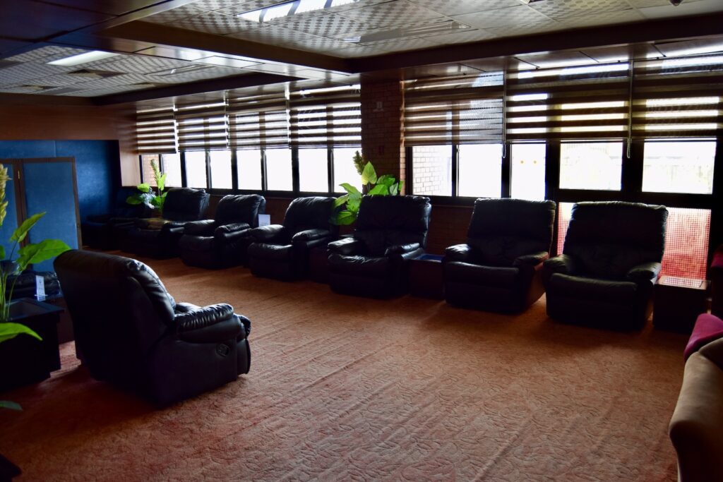 Im Haus, Mobiliar, Boden, Fenster, Decke, Couch, Stuhl, Studiocouch, Inneneinrichtung, Fußboden, Warteraum, Bettsofa, Wohnzimmer, Wand, Zimmer