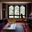 Im Haus, Inneneinrichtung, Fenster, Wand, Wohnzimmer, Boden, Couch, Bude, Tisch, Studiocouch, Kaffeetisch, Haus, Bettsofa, Zimmer, Kleines Sofa, Fußboden, Fensterausstattung, Fensterabdeckung, Stuhl, Armlehne, Mobiliar, Decke