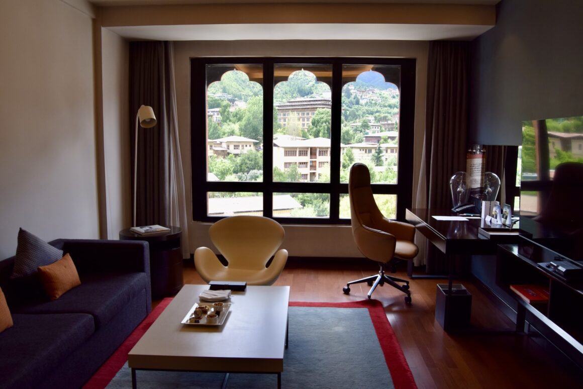 Im Haus, Inneneinrichtung, Fenster, Wand, Wohnzimmer, Boden, Couch, Bude, Tisch, Studiocouch, Kaffeetisch, Haus, Bettsofa, Zimmer, Kleines Sofa, Fußboden, Fensterausstattung, Fensterabdeckung, Stuhl, Armlehne, Mobiliar, Decke
