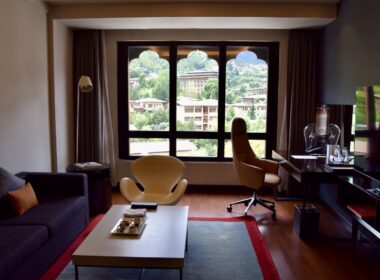 Im Haus, Inneneinrichtung, Fenster, Wand, Wohnzimmer, Boden, Couch, Bude, Tisch, Studiocouch, Kaffeetisch, Haus, Bettsofa, Zimmer, Kleines Sofa, Fußboden, Fensterausstattung, Fensterabdeckung, Stuhl, Armlehne, Mobiliar, Decke