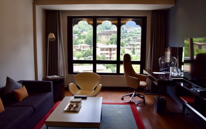 Im Haus, Inneneinrichtung, Fenster, Wand, Wohnzimmer, Boden, Couch, Bude, Tisch, Studiocouch, Kaffeetisch, Haus, Bettsofa, Zimmer, Kleines Sofa, Fußboden, Fensterausstattung, Fensterabdeckung, Stuhl, Armlehne, Mobiliar, Decke