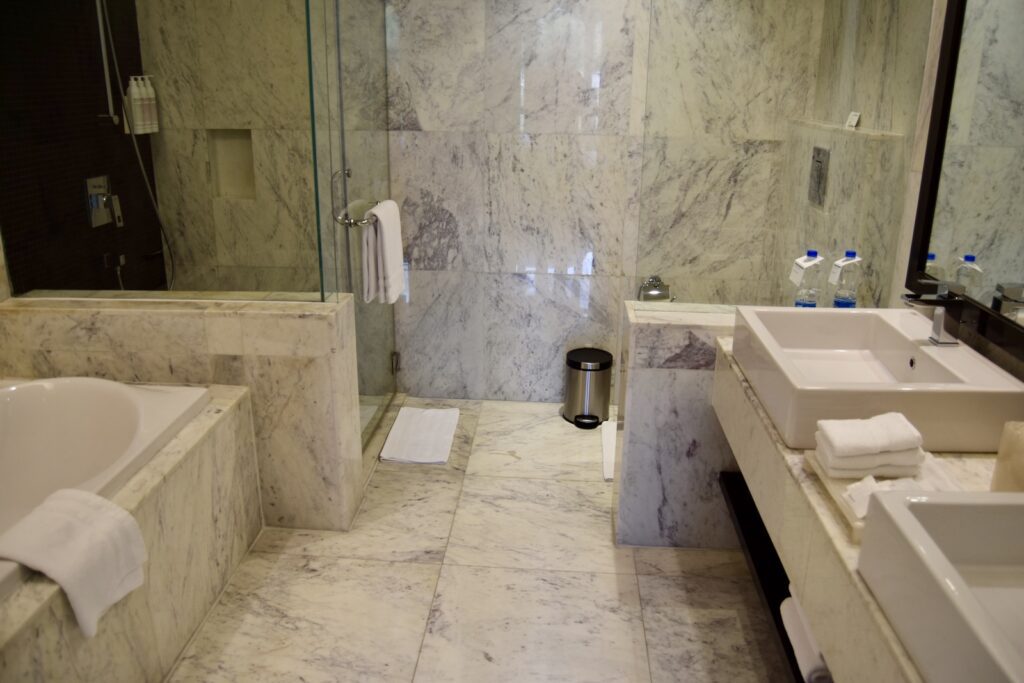 Im Haus, Wand, Installationszubehör, Badezimmerzubehör, Wasserleitung, Kachel, Waschbecken, Hahn, Badezimmer, Marmor, Wanne, Boden, Badewanne, Toilette, Dusche, Wasserbecken
