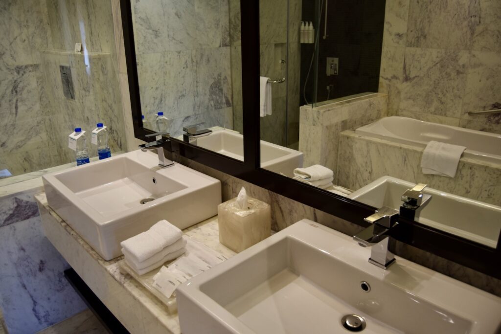 Im Haus, Installationszubehör, Wand, Badezimmerzubehör, Hahn, Wasserleitung, Waschbecken, Badezimmer, Badewanne, Kachel, Marmor, Dusche, Spiegel, weiß, Wasserbecken, Wanne