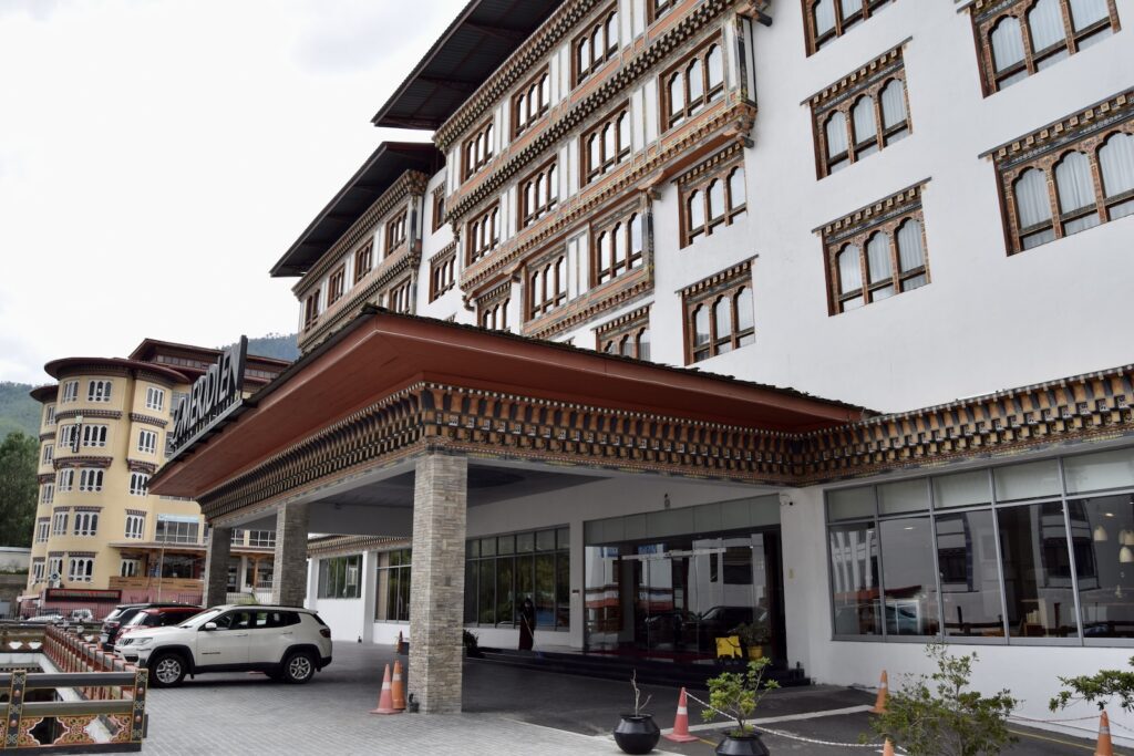 draußen, Auto, Landfahrzeug, Himmel, Fahrzeug, Rad, Fenster, Stadt, Kraftfahrzeugkennzeichen, Nachbarschaft, Straße, Blumentopf, Gebäude, Haus, Hotel