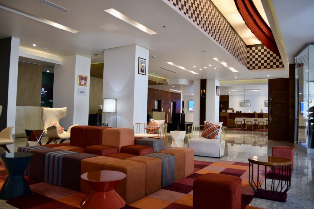 Im Haus, Inneneinrichtung, Decke, Szene, Mobiliar, Couch, Wand, Studiocouch, Zimmer, Boden, Tisch, Kaffeetisch, Bettsofa, Empfangshalle, Warteraum, Kleines Sofa, Fußboden, Deckenleuchte, Wohnzimmer, Hotel, Stuhl