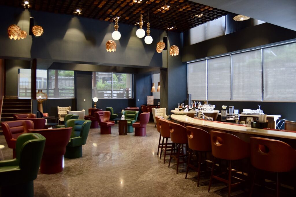 Mobiliar, Im Haus, Wand, Decke, Inneneinrichtung, Esstisch, Tisch, Kantine, Deckenleuchte, Kaffeetisch, Fenster, Boden, Zimmer, Restaurant, Stuhl, Bar, Essen, Café, Hotel